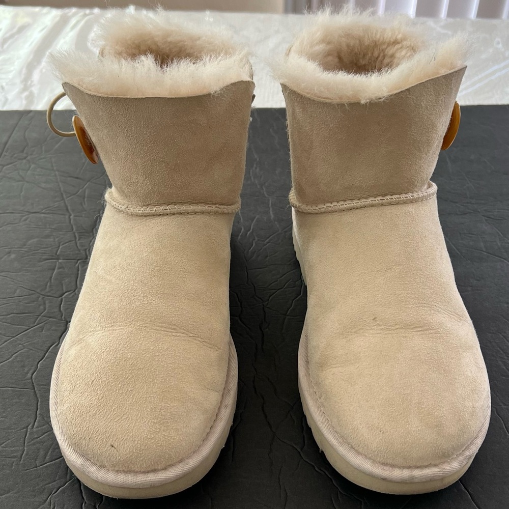 Women UGG sand/light beige Bailey Button boots - size 7